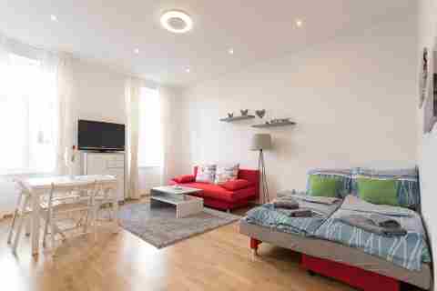 Bright Red Heart Apartment in Leopoldstadt