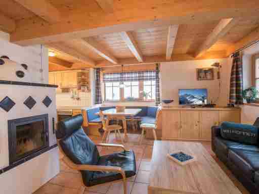 Cozy chalet with 2 bathrooms, near Königsleiten