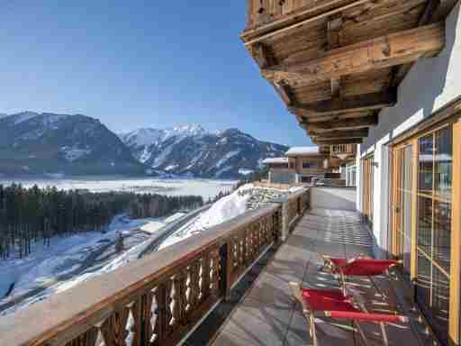 Luxury chalet with 5 bathrooms, near a small slope