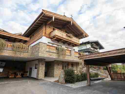 Luxury chalet with four bathrooms, close to a lift