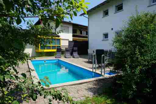 Haus mit 6 Schlafzimmer, Pool und großem Garten