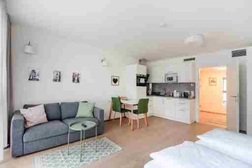 Quiet and cozy apartment next to Mariahilfer Strasse and Naschmarkt with AC