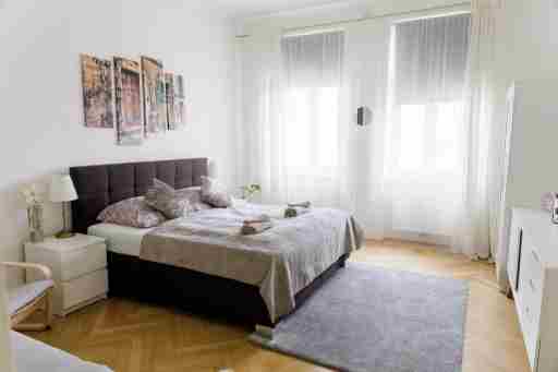 Moonlight one bedroom apartment centrally located in vienna near Schönbrunn and Westbahnhof