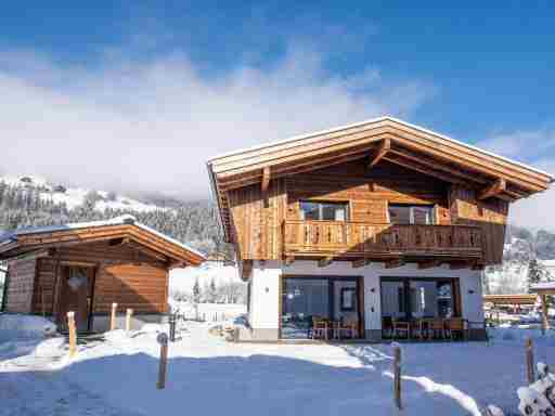 Apartment in Wald im Pinzgau with a carport