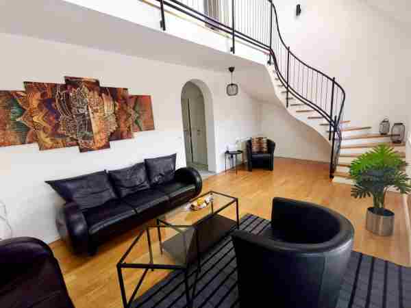 Top Floor Apartment Vienna with Free Parking and AC