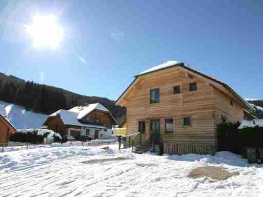 Spacios Chalet with Sauna, Balcony, Ski Storage, Garden